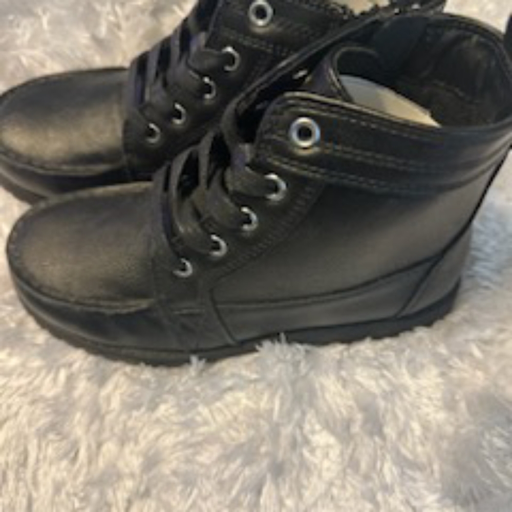 Children's Place Boy's Boots Size 13 - Picture 2 of 4